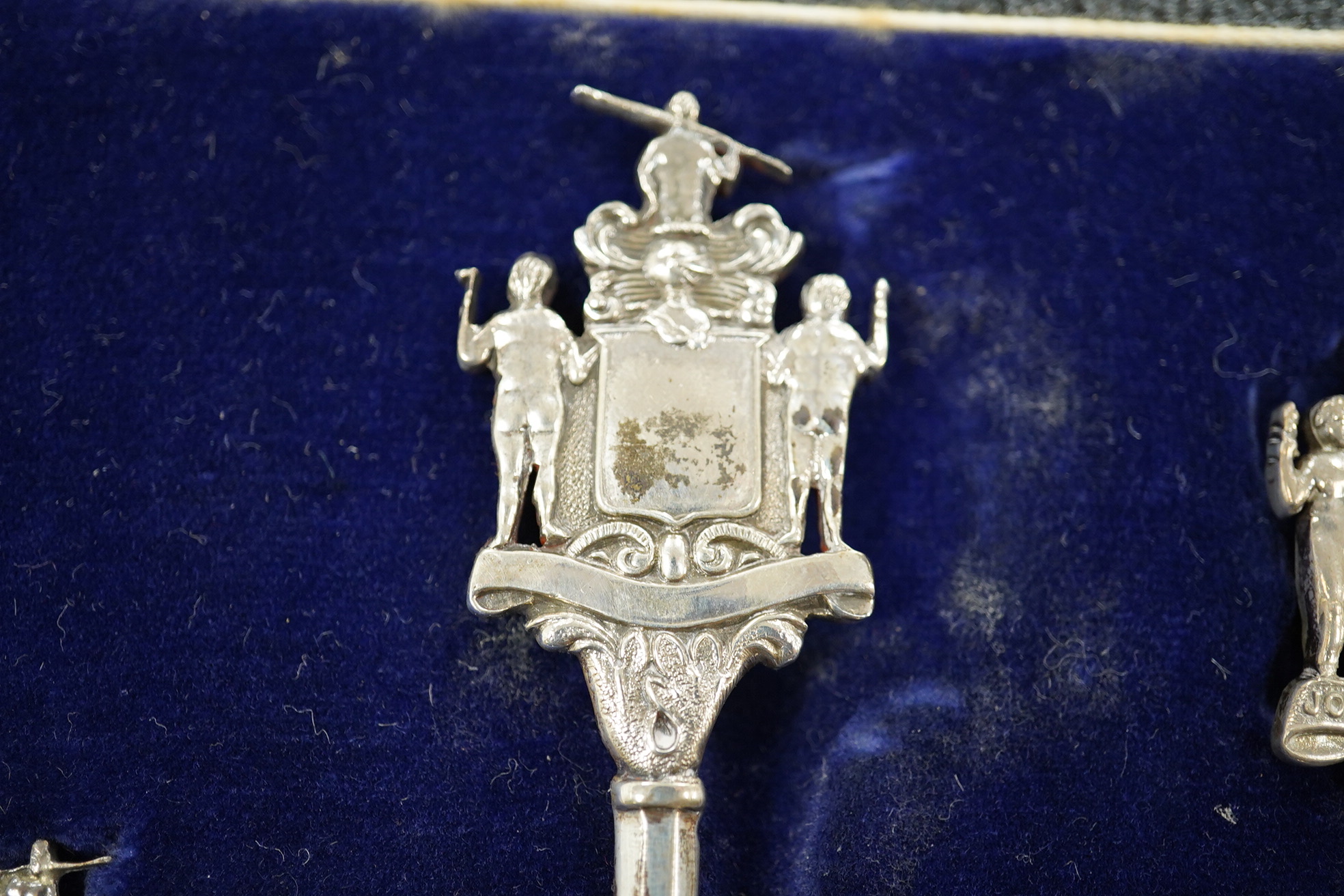 A cased set of George V silver spoons, the terminals with the crest of The Worshipful Company of Joiners and Ceilers, of two different sizes, 17.1cm and 12.9cm, various dates and makers including Elkington & Co, 11.4oz.